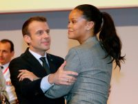 Vështrimi plot “adhurim” i presidentit francez për Rihanën, fotoja më e komentuar në rrjet