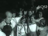 Llazar Vangjeli me grupin e valleve të fëmijëve përmetarë, nē dokumentarin e vitit 1980