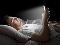 Cilat janë rrreziqet e të fjeturit me celular ndezur?