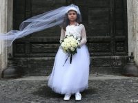 Martesa e vajzave në moshë të re vijon të mbetet e lartë në Shqipëri