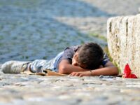 Fëmijët shqiptarë të varfër, mbi 97% e familjeve nuk u plotësojnë standardet për ushqim dhe për veshje